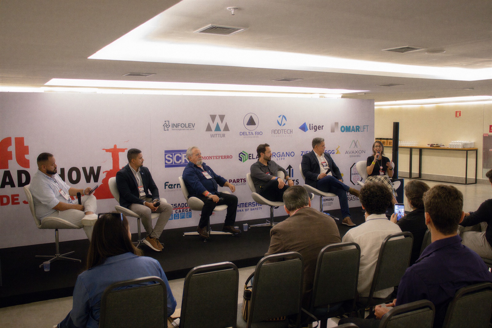 Mesa de debate da Lift Road Show com especialistas do setor
